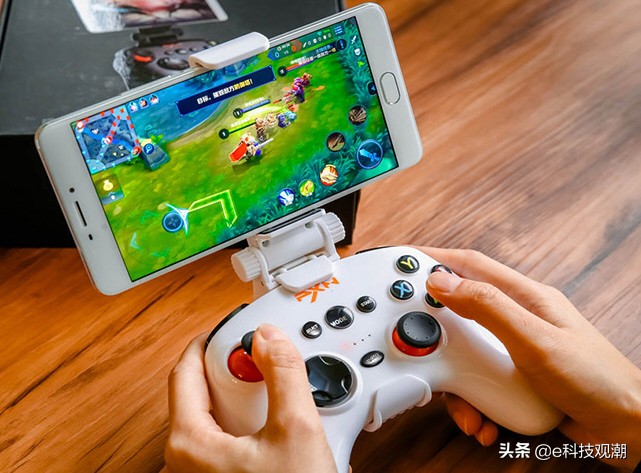 买一个大型游戏手柄,买个手柄想在电脑上玩小游戏