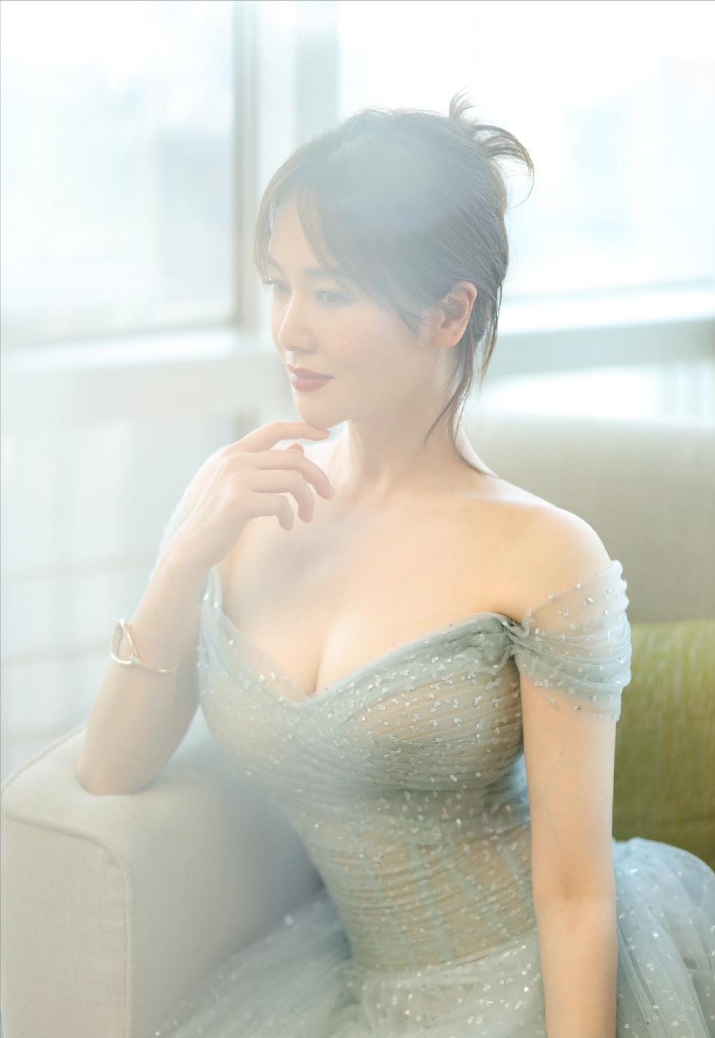 《天道》被禁10年，左小青的牺牲：浑身赤裸求爱，为过审篡改结局