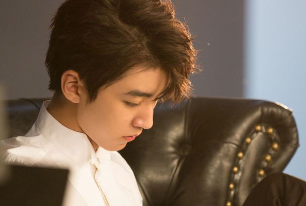 巅峰时期鹿晗王俊凯,明星去逛街被路人发现