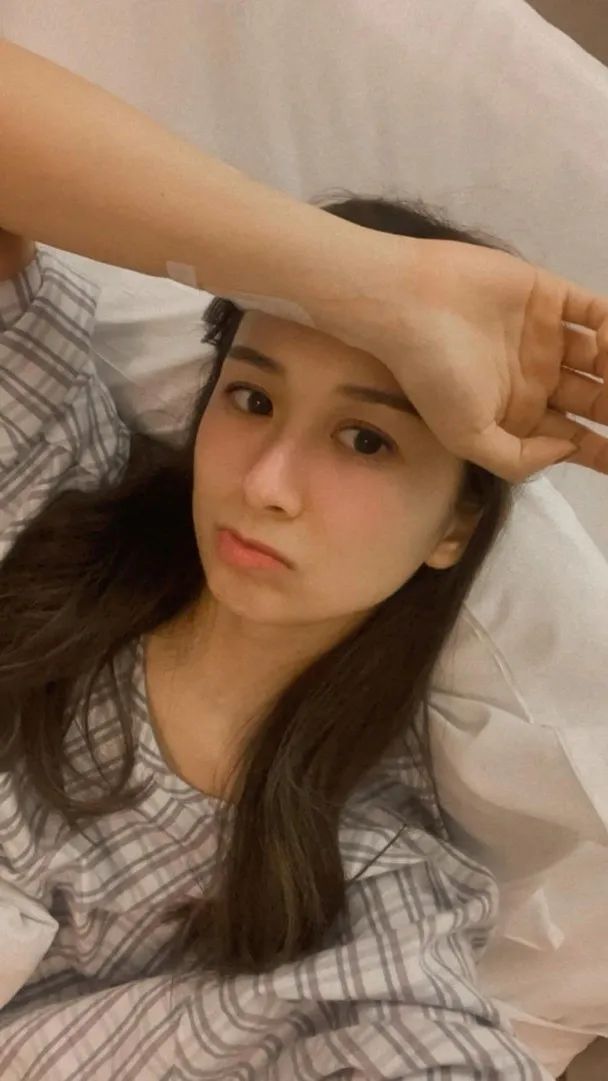 骑车摔断脚筋!TVB港姐留医两个月拄拐杖出院,男友全程贴身照顾