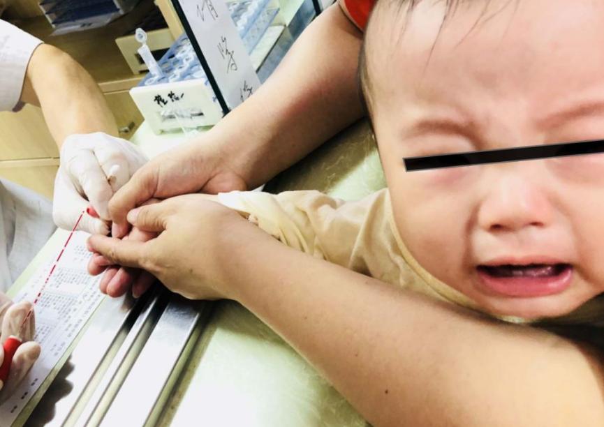 宝宝打针微笑面对护士秒变脸,小孩打针被护士夸赞逐渐迷失自我