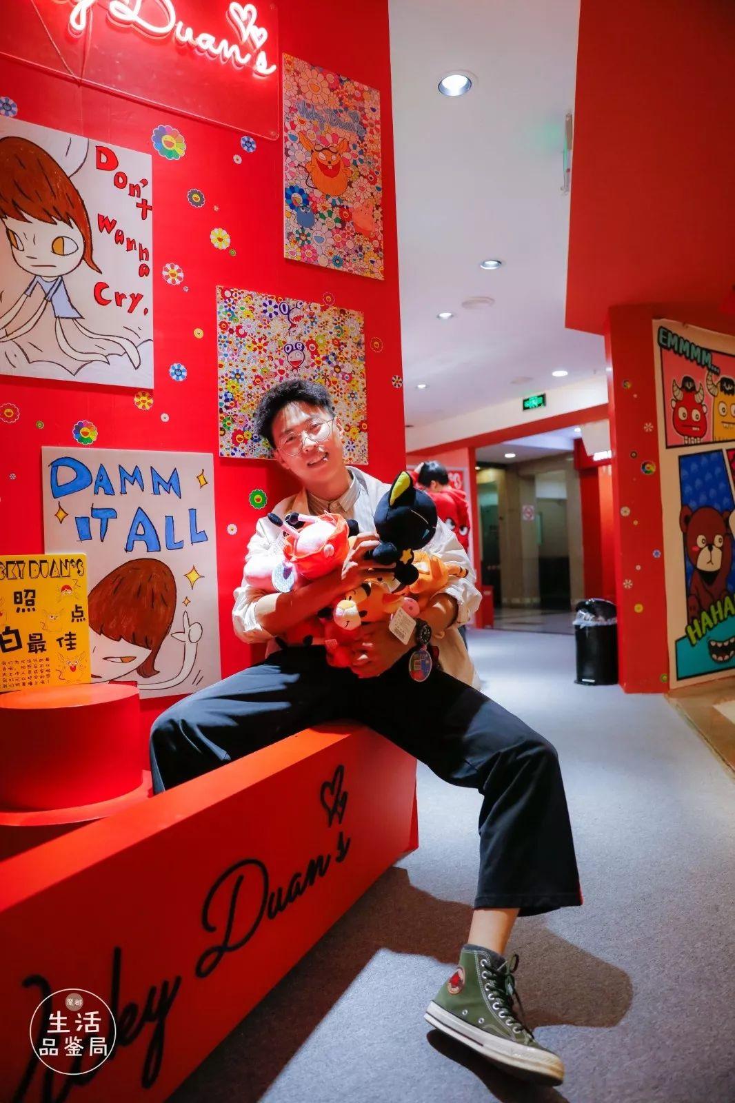 在魔都这家潮牌娃娃机店里，我竟然花了五块钱抓了个AJ