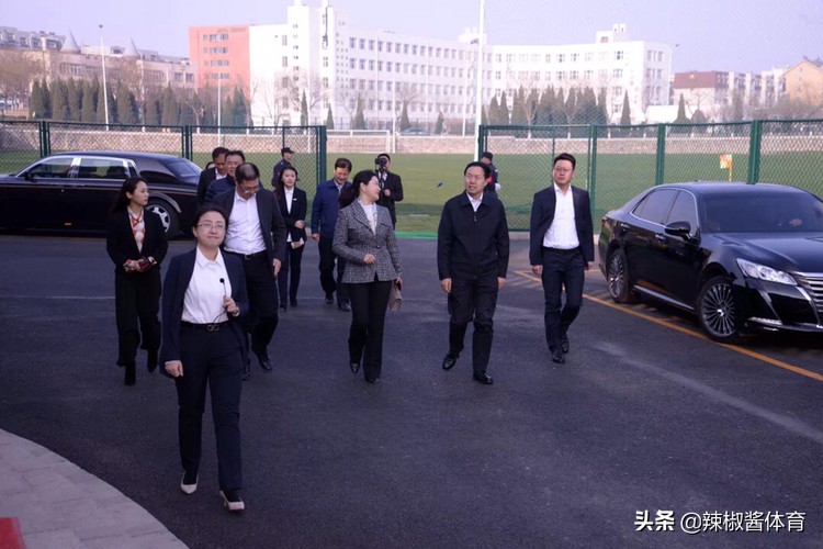 榜首大战大连千兆输球，副市长视察球队，一方给小弟“*仇报**”？