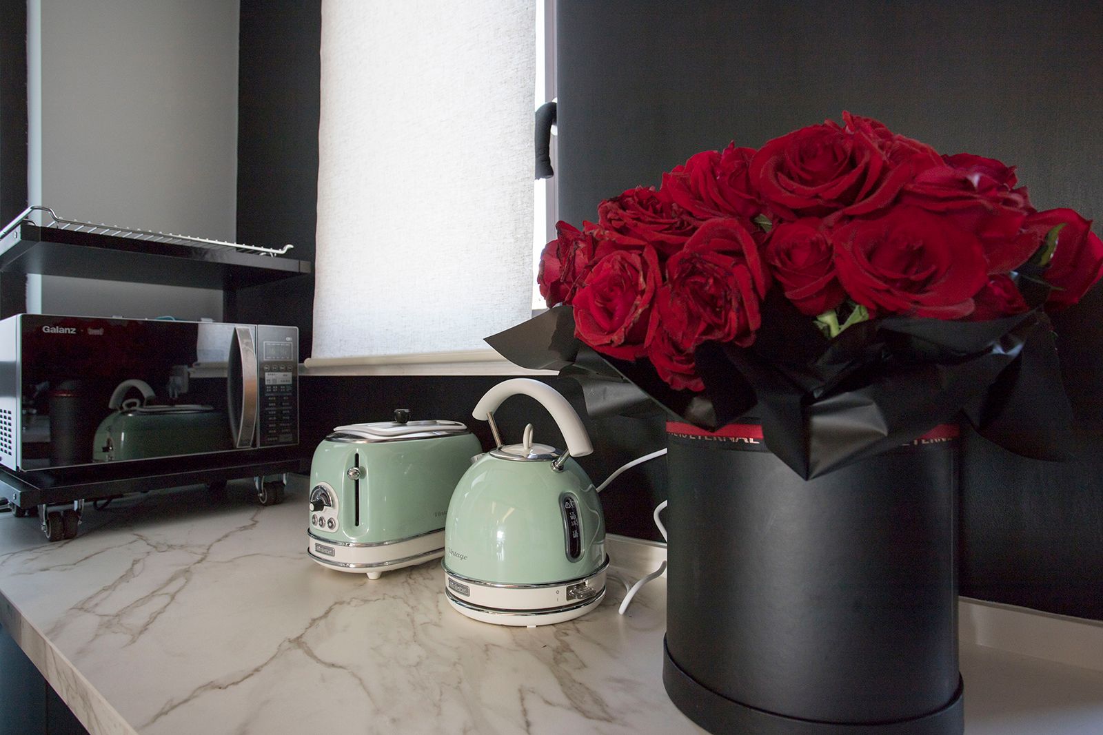 103㎡收纳满分，电动窗帘、上轨道移门和阳台吧台让家一键变高级