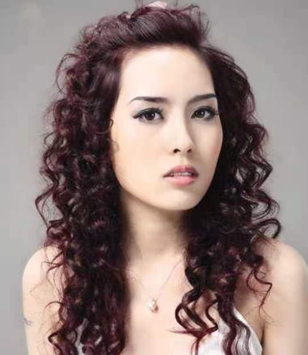 50岁女人洋气减龄短卷发型,50岁短发小卷满头烫