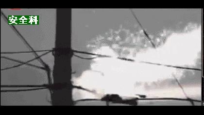 男子触电浑身抽搐倒下成功自救,触电事故及现场自救