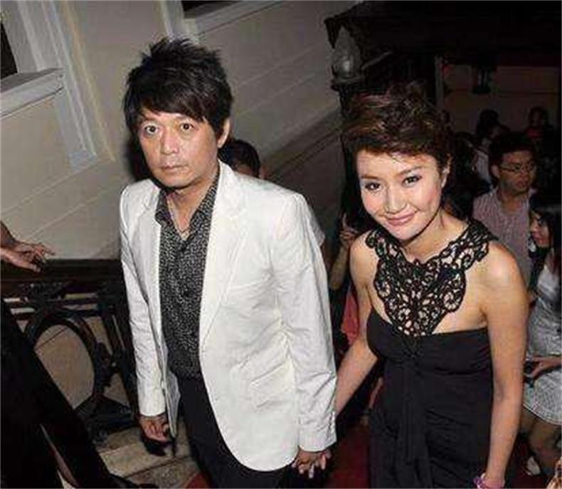 一代鞋王轰然倒塌谁扔下了达芙妮,一代鞋王达芙妮退出线下零售