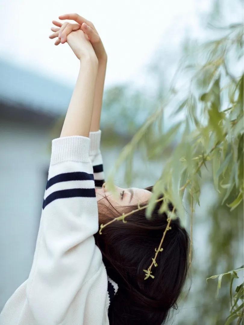 模特拍照姿势怎么调,模特拍视频如何保持松弛感