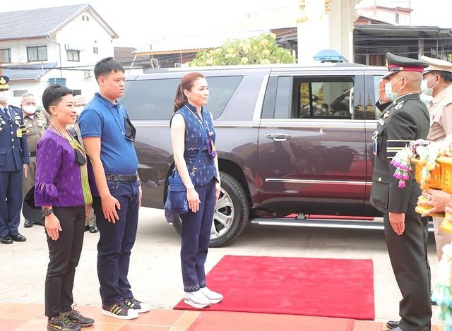 泰王真宠苏提达！王后8套造型登上王室海报，不如诗妮娜千娇百媚