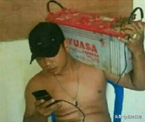 国外有人发明了一款新颖的充电宝,外国人第一次用中国充电宝