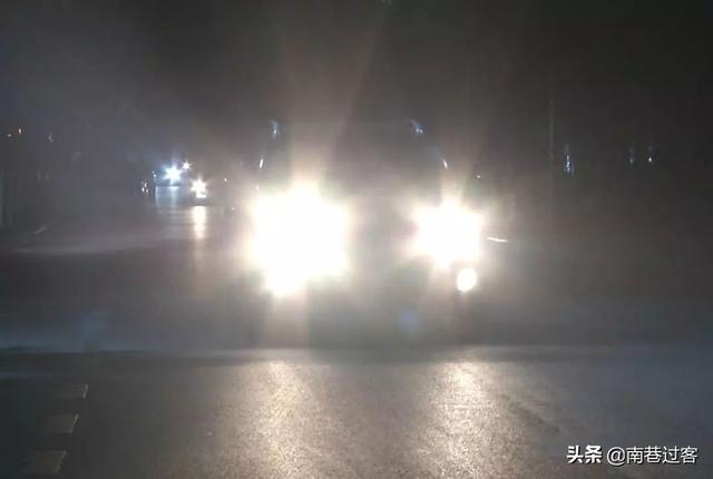 遇到后车开远光怎么办,开车遇到对面开远光灯咋办