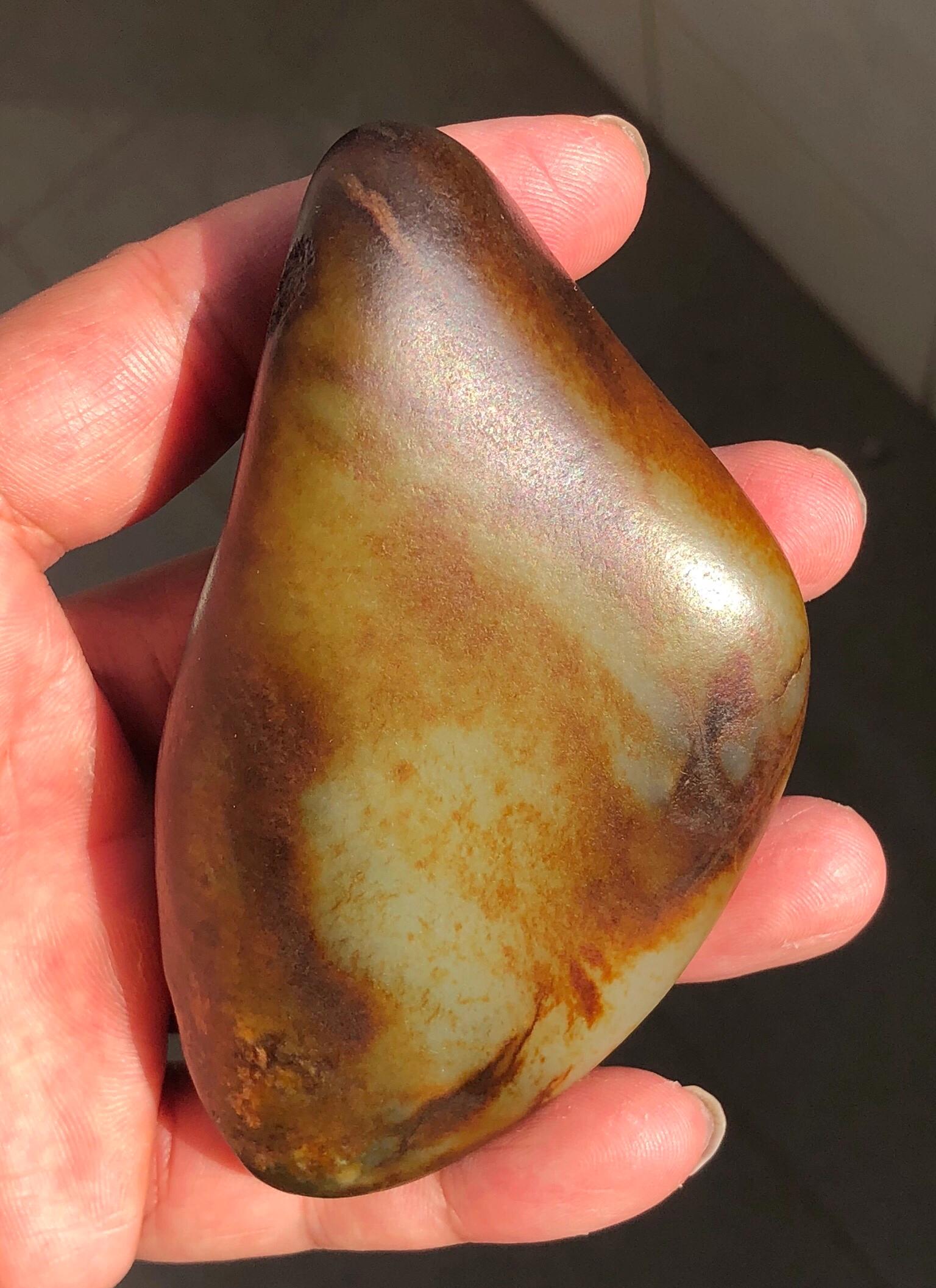 和田青白籽料是白玉还是青玉,和田玉籽料青白玉手把件值钱吗