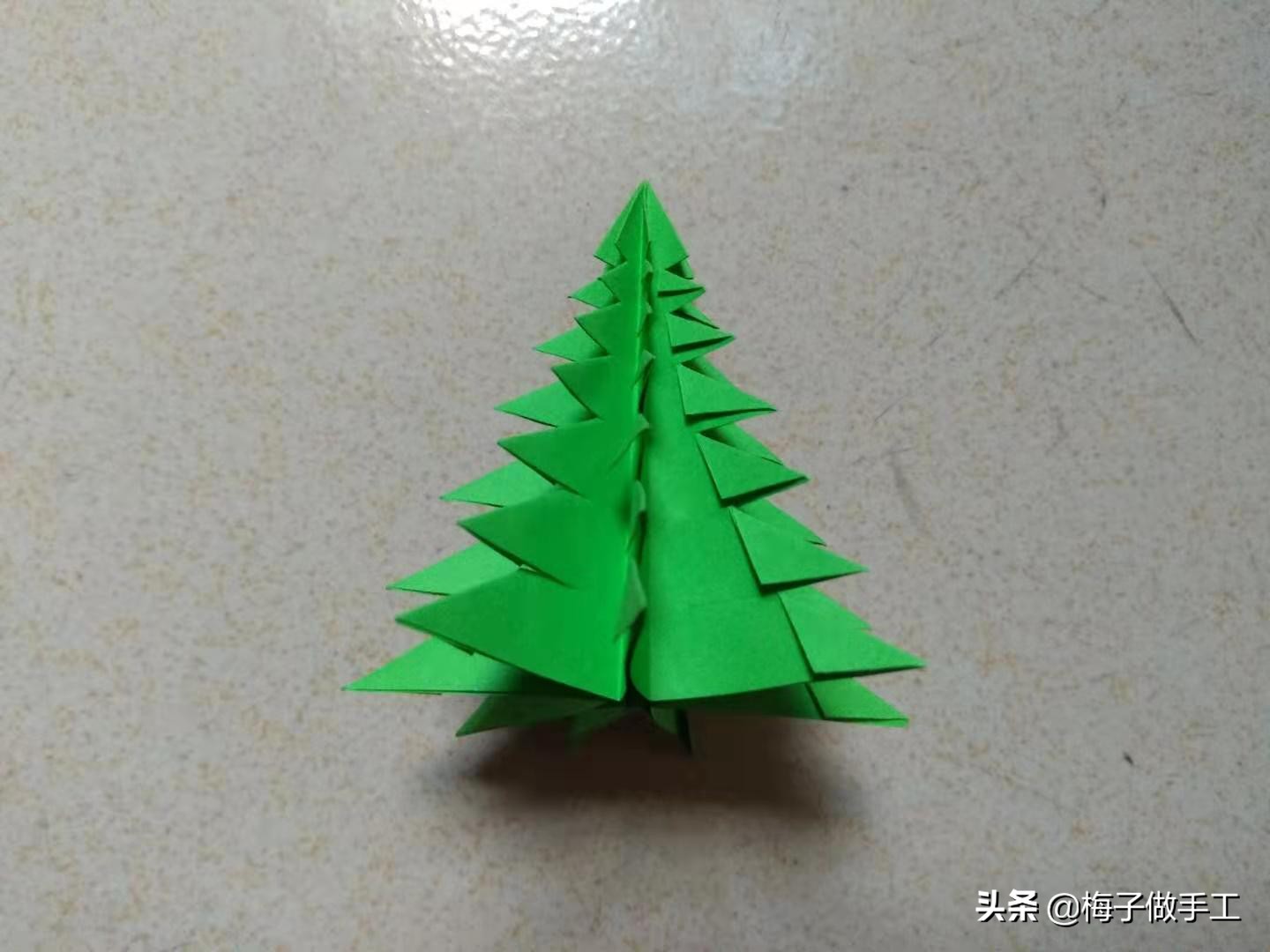 用一张纸就能折圣诞树,折法还那么简单,适合宝宝做的折纸手工哦