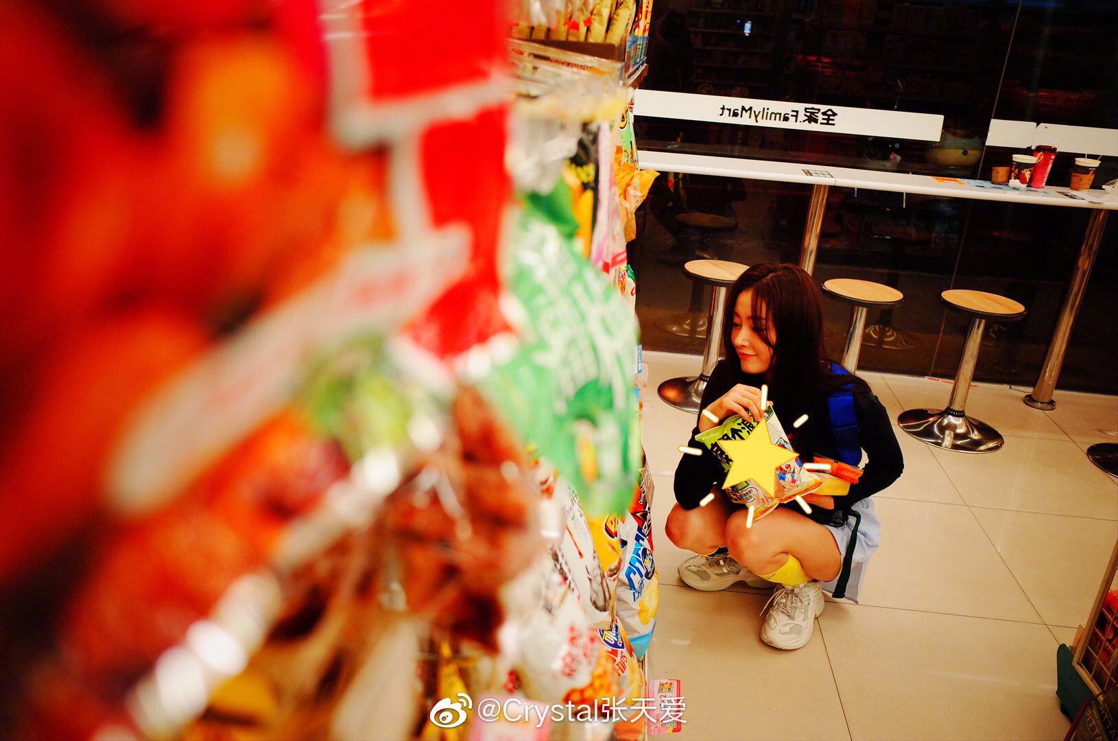 张天爱露腿不漏腰,张天爱采访现场大露美腿