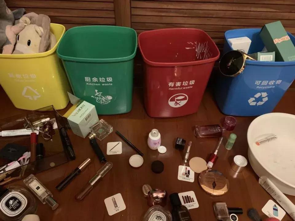 熊孩子垃圾分类妈妈崩溃了,小朋友在家垃圾分类