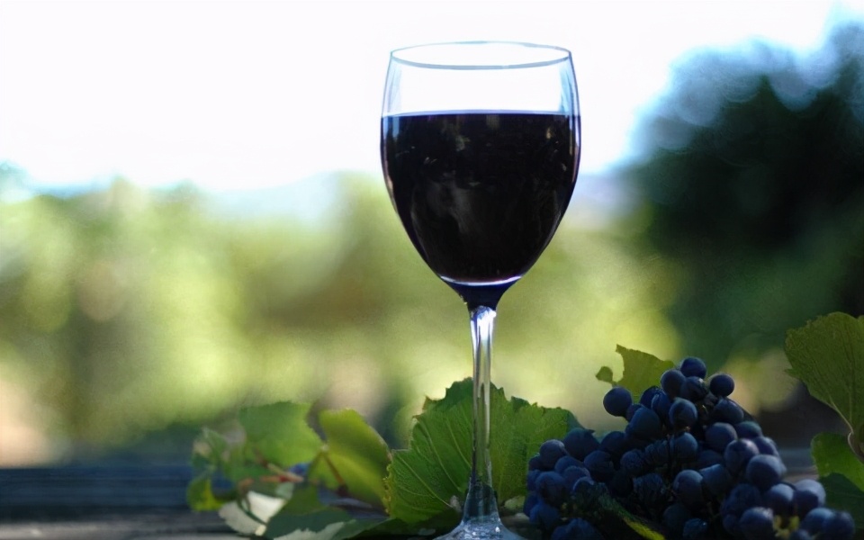 家中25度储存红酒行吗,库房潮湿能存红酒吗