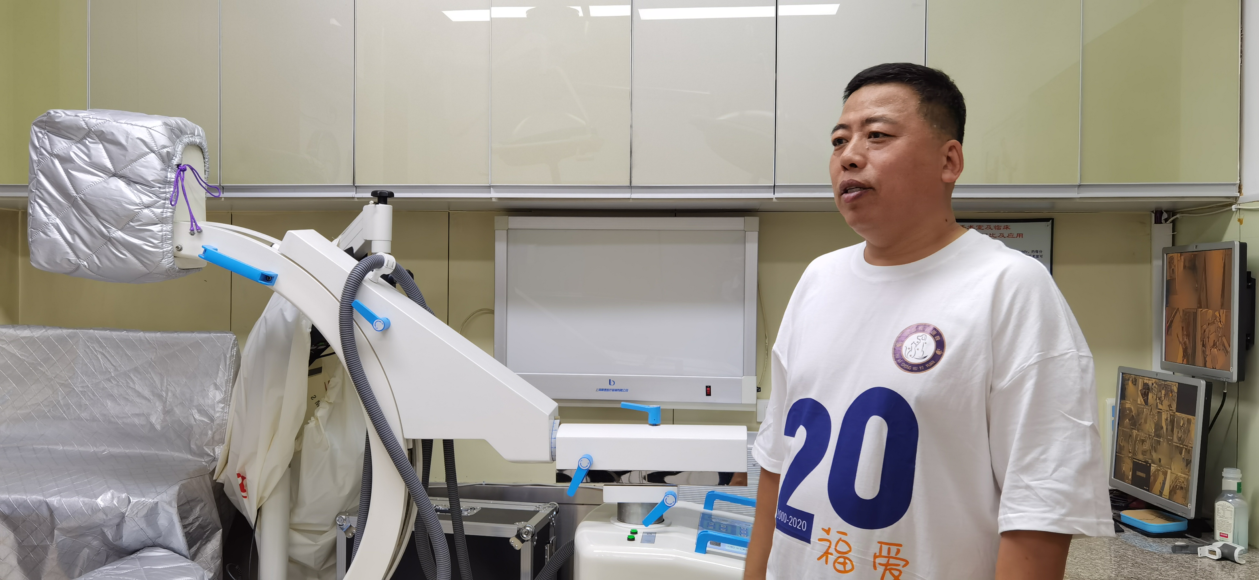 “生命面前万物平等”——记极地馆首席动物医疗顾问王福军教授