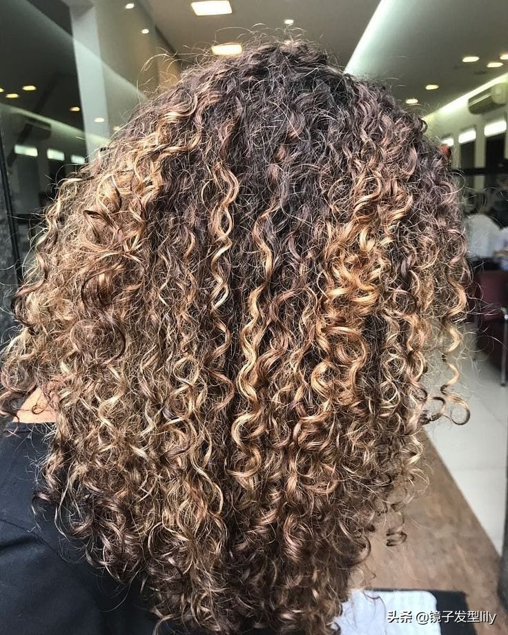 全头烫小卷好看吗40岁,今年流行的发尾烫小卷