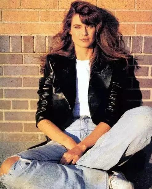 破洞牛仔裤居然被妈妈缝起来了,妈妈把破洞牛仔裤补好了