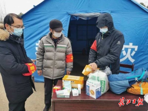 他单车上挂的包里背的，都是帮村民采购的物资