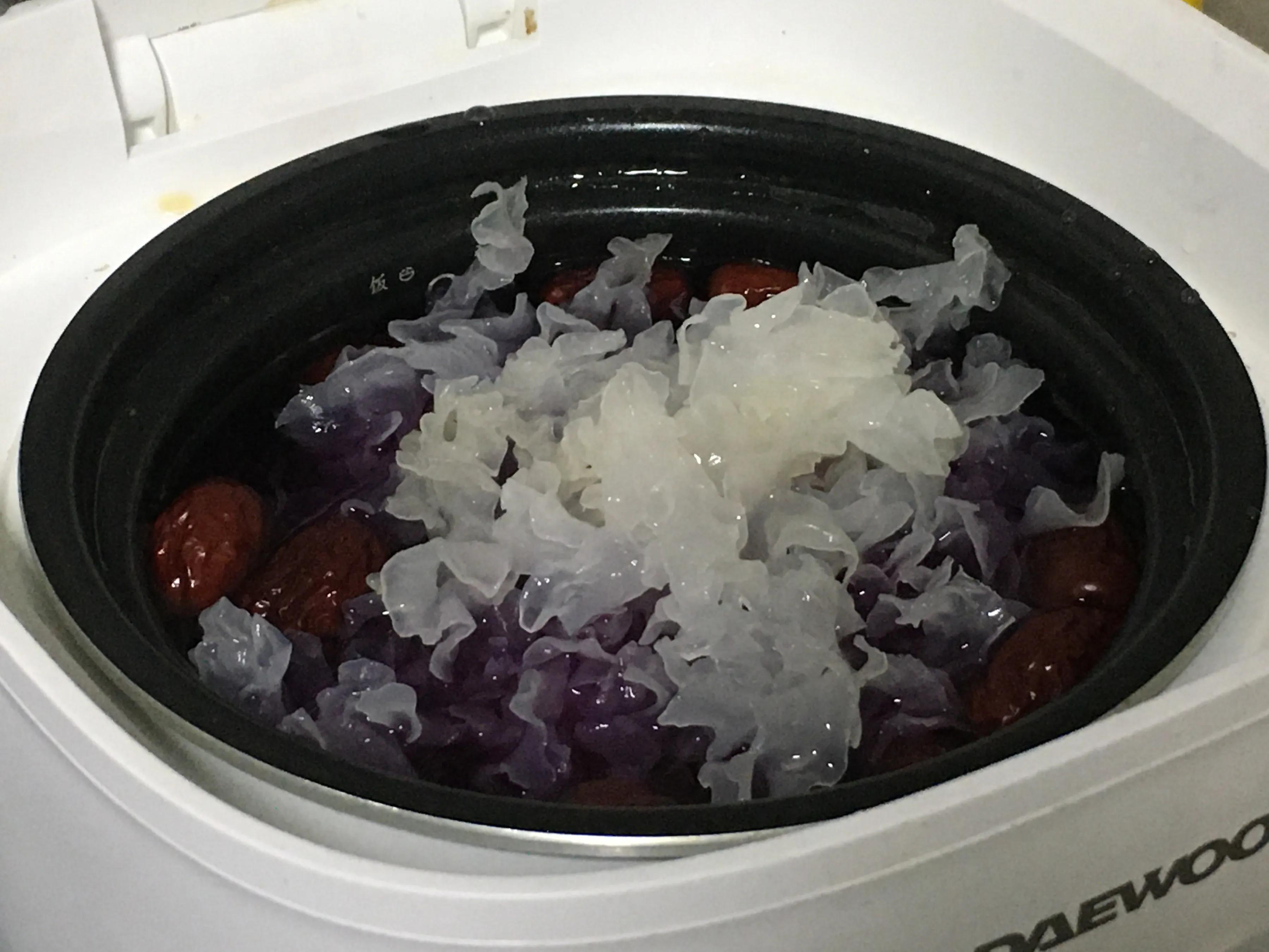 银耳汤开水熬吗,夏天煮银耳汤里放些什么东西