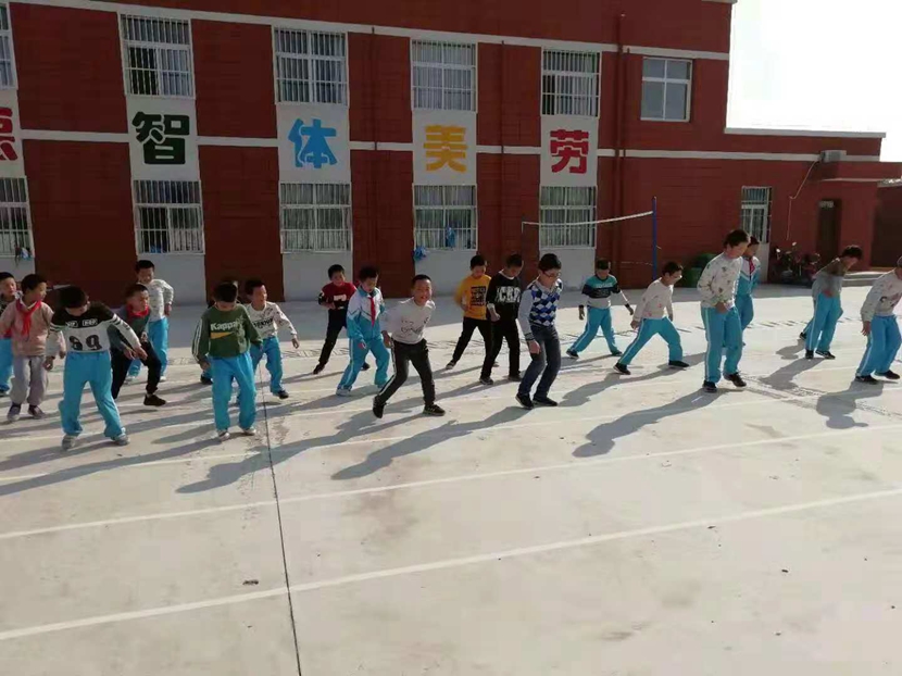 记梅家坪镇新安小学“一校一品”体育特色活动