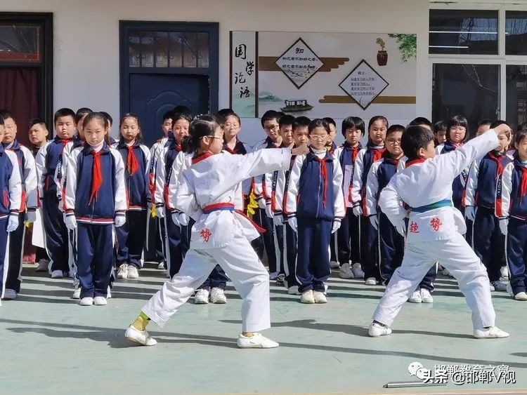 中华南大街小学升旗仪式,强健体魄主题升旗仪式