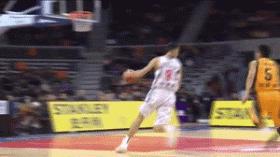 易建联国家队16年,易建联16岁时扣篮