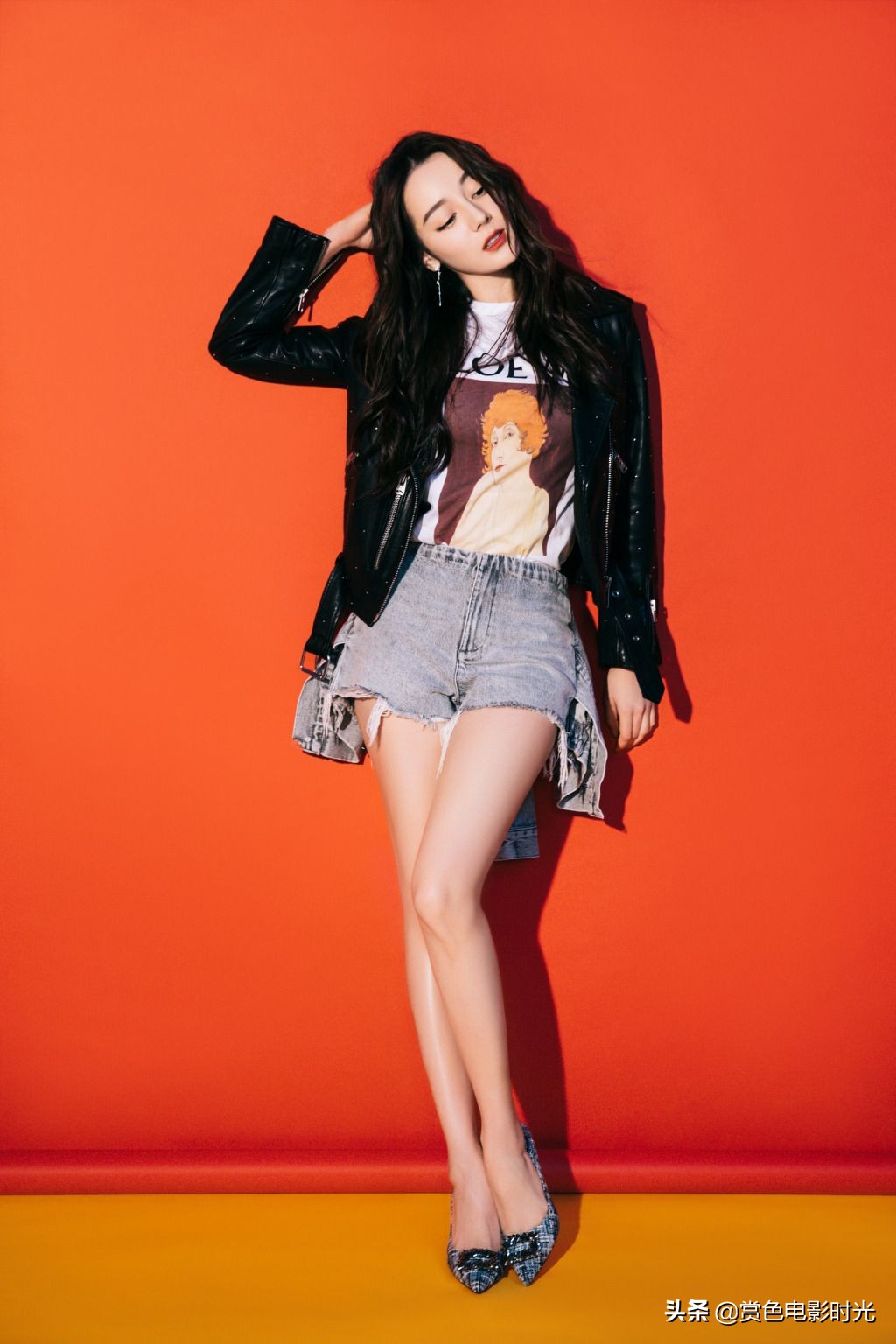 迪丽热巴穿短裤机场路透,迪丽热巴穿黑衣黑裤耍帅