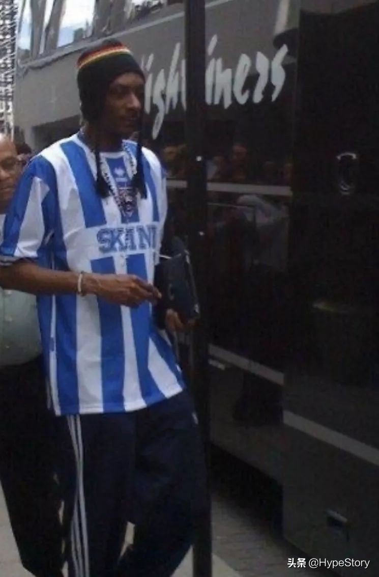 他是西海岸教父级的说唱歌手,也是足球圈最拽的球衣狂魔