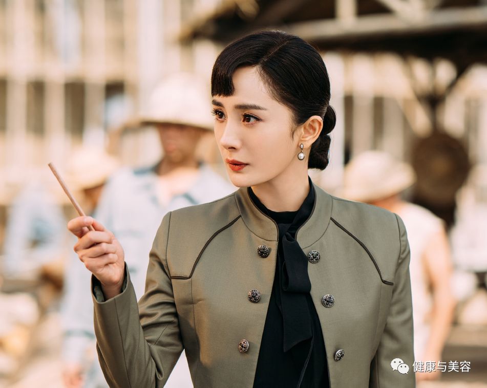 杨幂短发波波头教程,杨幂斜分发型怎么剪