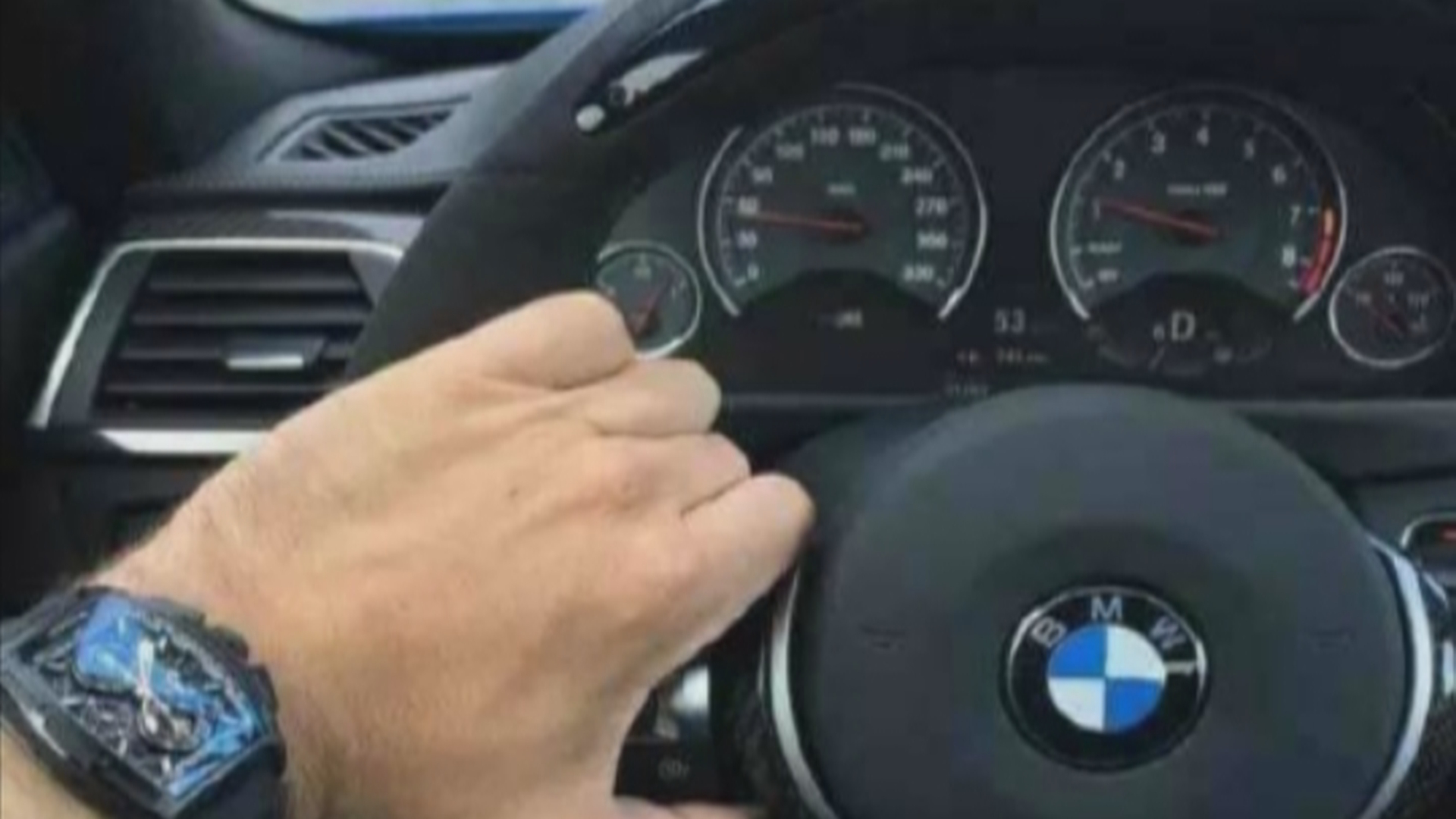 浙江秃顶大叔装美女网恋骗39万元,贵州一男子扮女装网恋诈骗