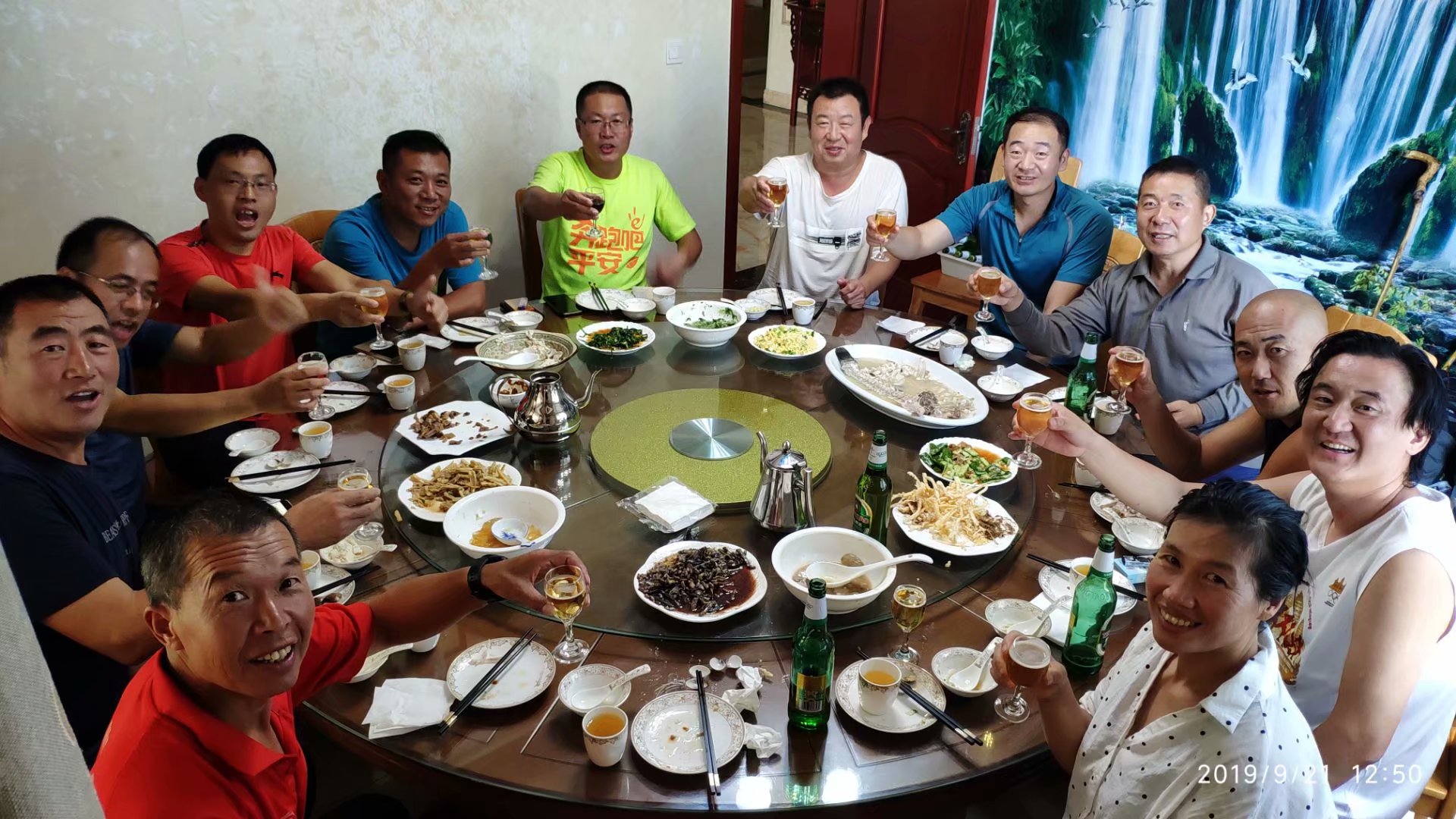 远征三晋凯旋还，飓风众人把酒欢