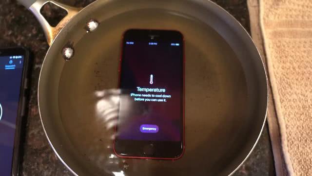 老外用矿泉水测试视频,老外用100度水煮苹果手机