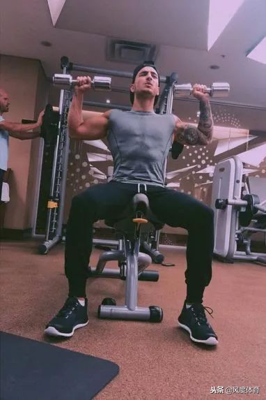 健身肌肉男穿衣搭配图片,肌肉男在健身穿衣搭配