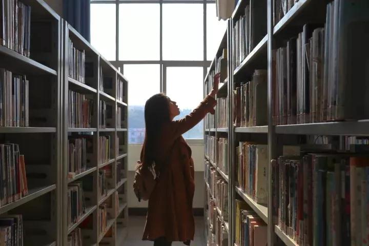 湖北最江湖大学:坐落长江之滨，校内7座山体，金庸大侠都在这里