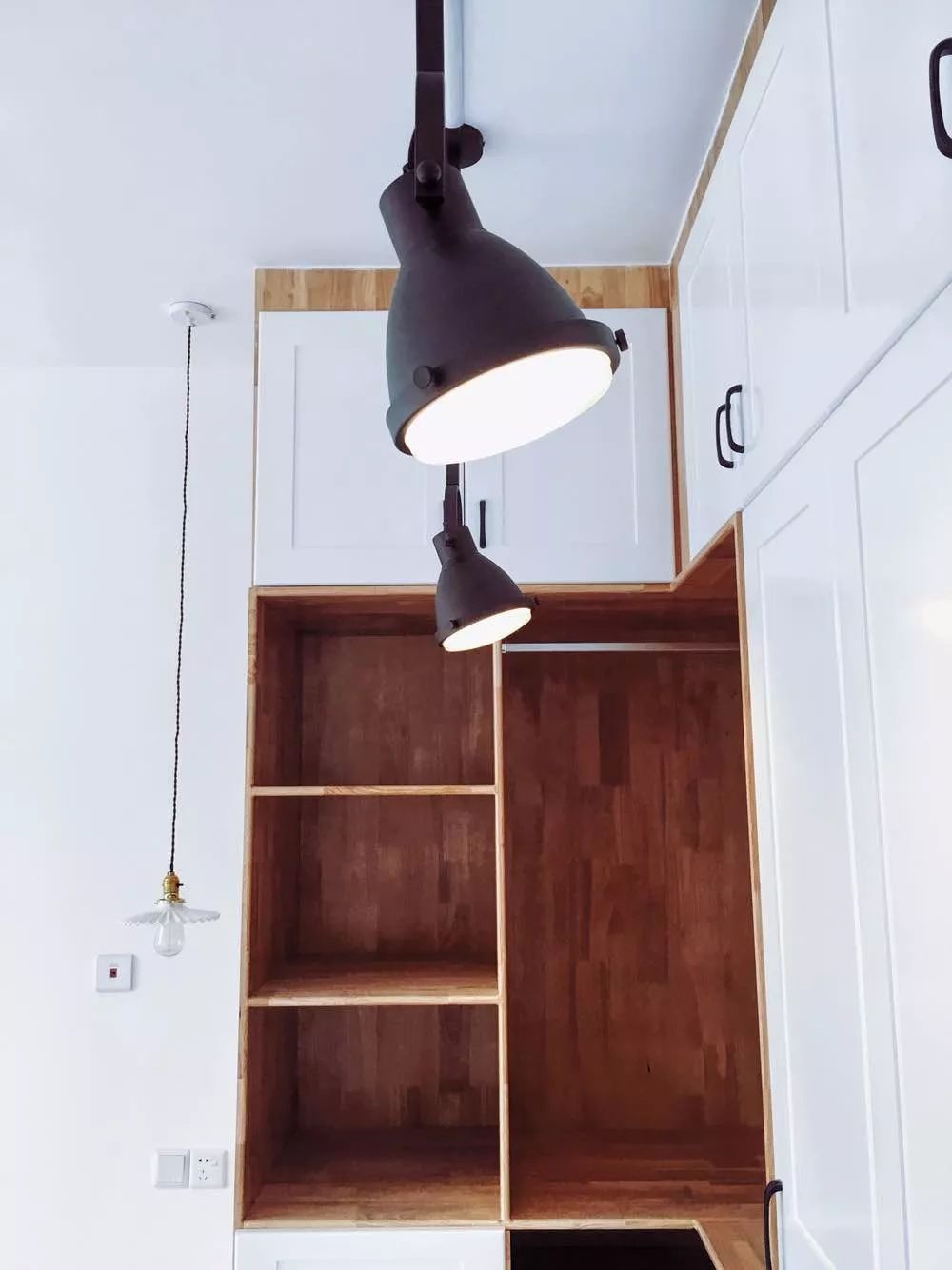 衣柜定制效果黄色原木,全屋定制白色衣柜轻奢效果图