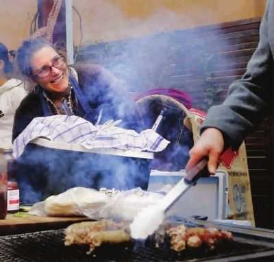 国外路边摊卖炸串,在国外摆摊卖炸串