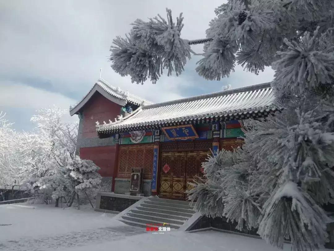 此刻泰山成了雪国，美到无言！高清美图来袭，“雪国的列车”即刻发车！