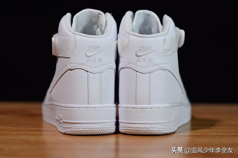 af1高帮经典款跟纯白有啥区别,空军一号af1奶咖高帮开箱解说
