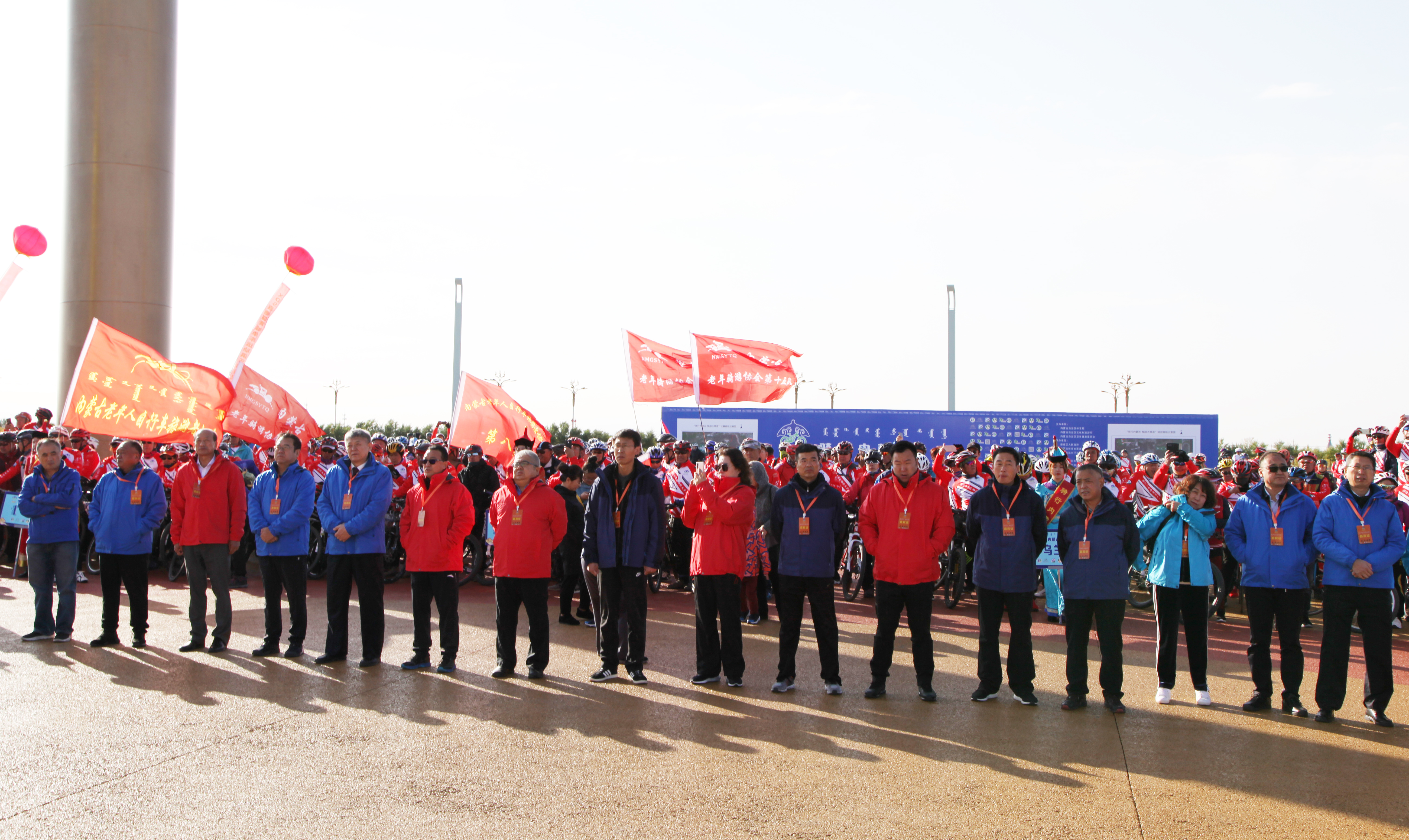 首届“骑行内蒙古畅游大草原”骑游比赛13日在呼和塔拉开赛