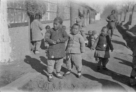 1986年扫地大爷暴露身份,解放后击落美国飞机的老英雄