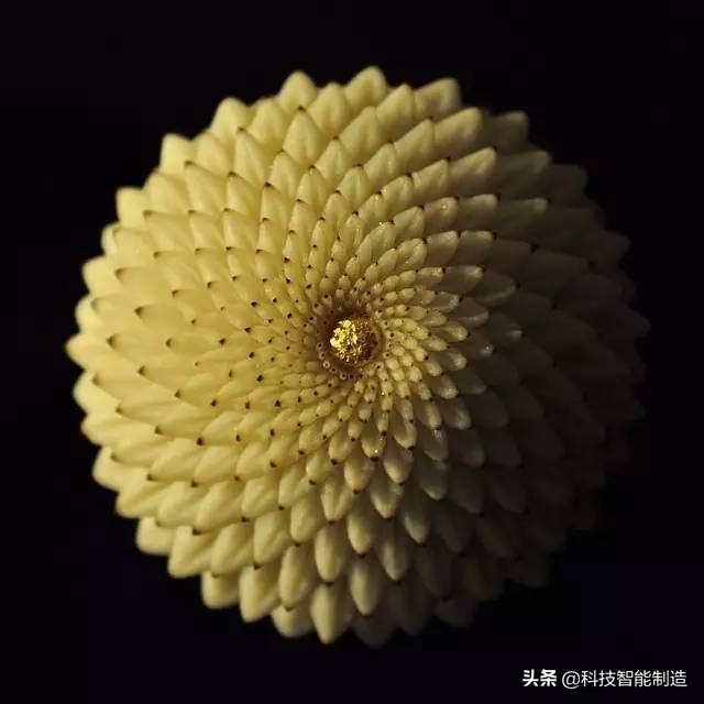 他说自己不是日本匠人，而是和果子艺术家，他做的和果子不忍吃掉