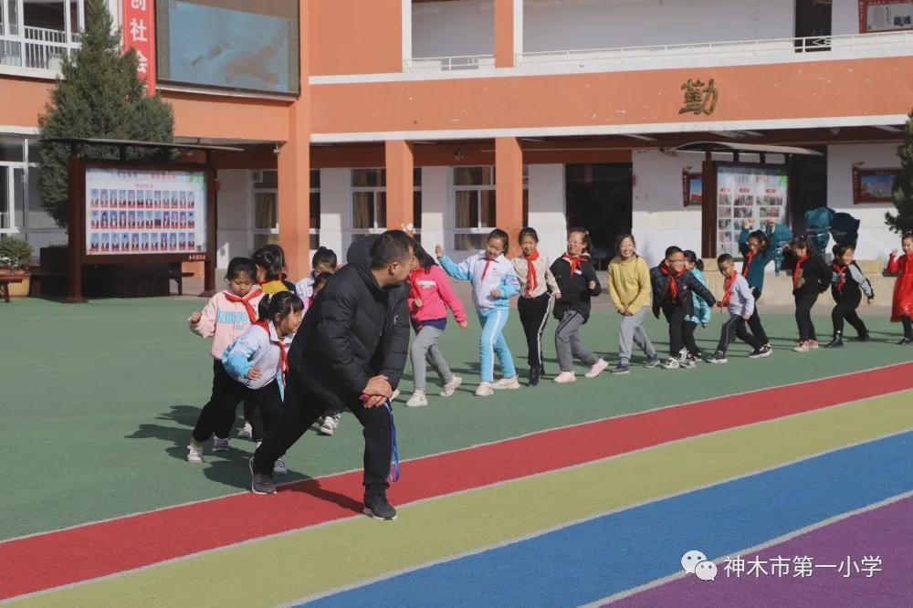 神木第一小学拔河比赛,小学体育优质课简报