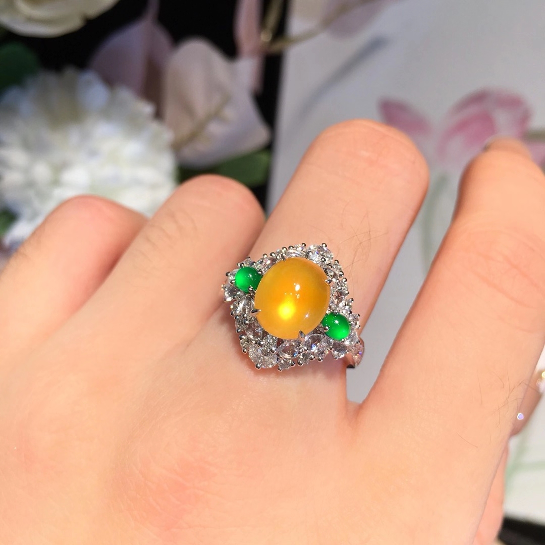 翡翠给人的感觉就像一抹清泉,天然翡翠与众不同美出高级感