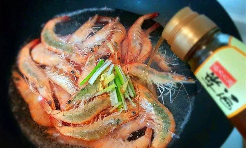 白灼虾用热水要煮几分钟,白灼虾用开水煮几分钟