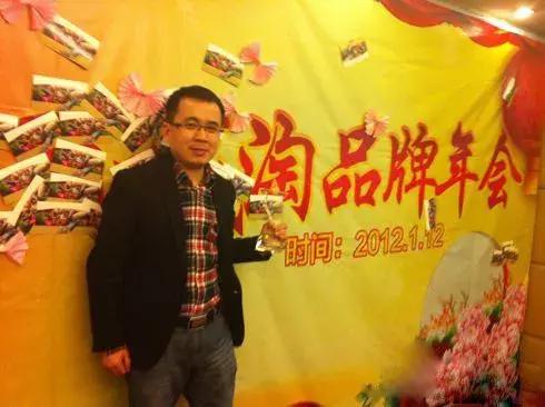 悬崖边的自嗨哥：“新农哥”余中武嘎嘣干掉美国货