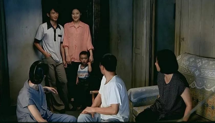 地位与张艺谋不相上下,他第一次做导演,扯掉了理想主义的遮羞布