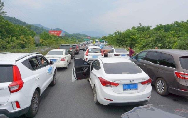 堵车怎样解决小便,长途堵车小便怎么办