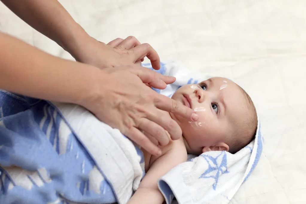 新生儿脱皮很严重是什么原因,新生儿有点脱皮什么原因